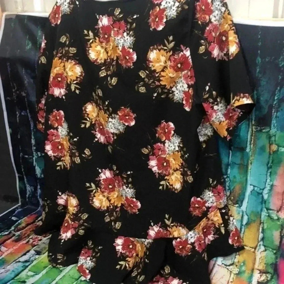 Time and tru plus size top/blouse‎ XL 16-18 black with floral - Picture 4 of 7